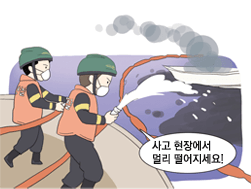 선박에 발생한 화재를 소방대원들이 진압하는 그림